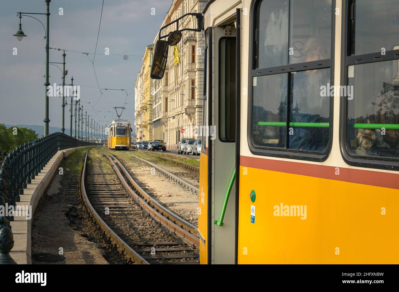 Gelbe Retro-Straßenbahn in Budapest, Ungarn Stockfoto