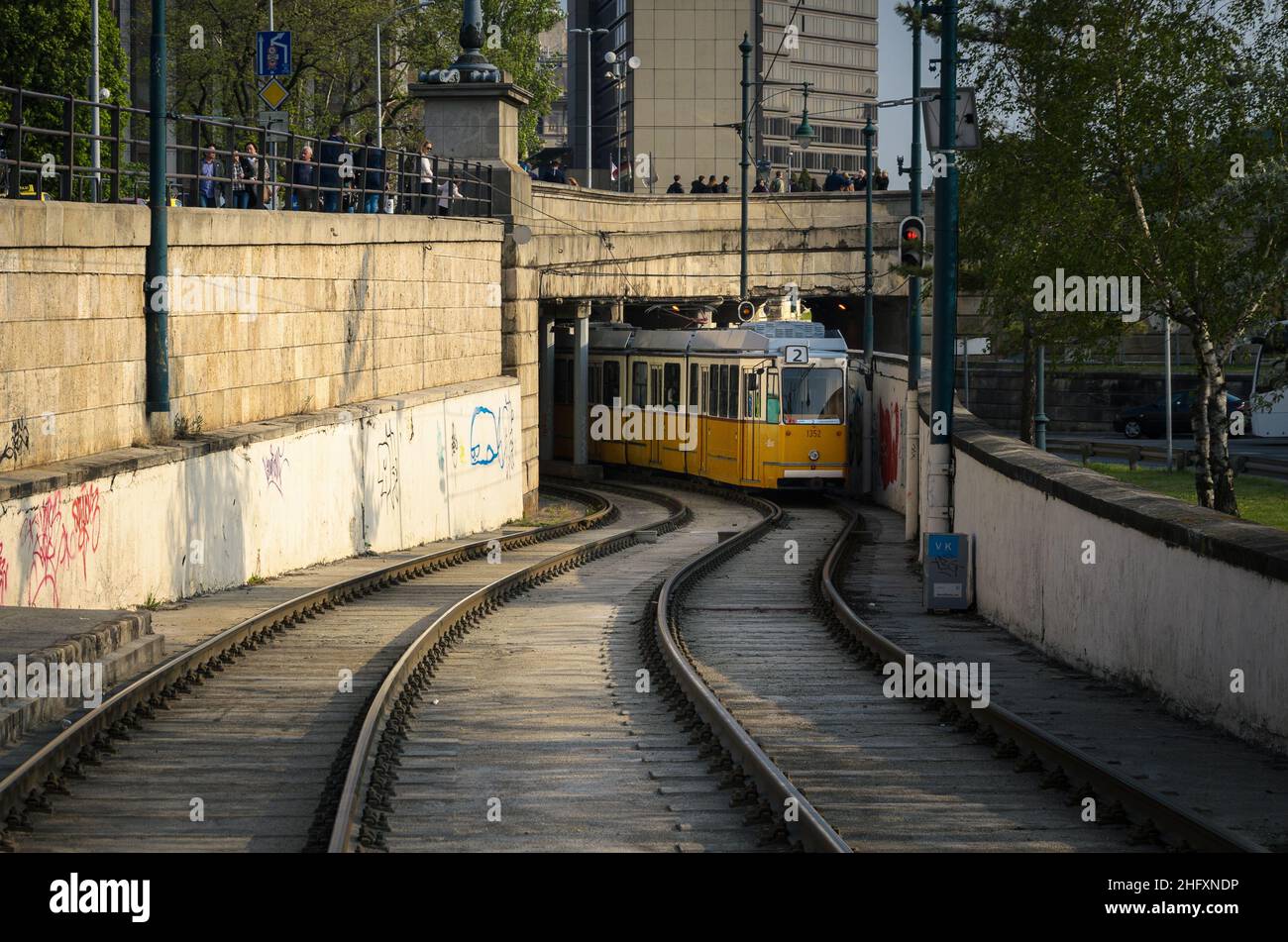 Gelbe Retro-Straßenbahn in Budapest, Ungarn Stockfoto