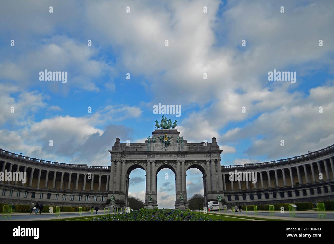 Brüsseler Tor im Cinquantenaire Park mit Statuen auf dem Bogen. Stockfoto