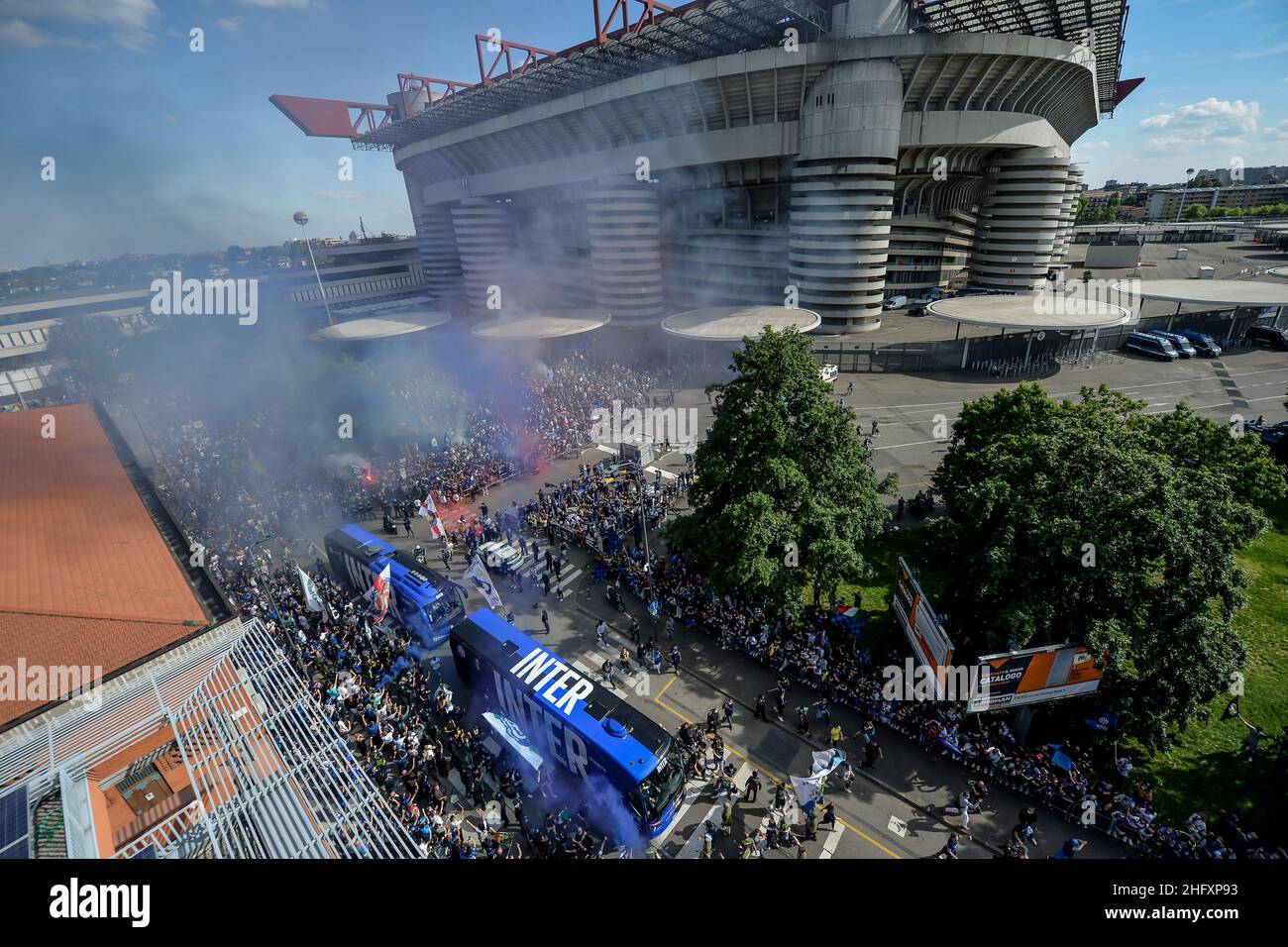 Foto Claudio Furlan/LaPresse 08/05/2021 - Milano, Italia Sport Calcio Inter vs Sampdoria - Campionato italiano di calcio Serie A Tim 2020-2021 - San Siro Stadium Nella foto: tifosi interisti fuori dallo stadio, il passaggio del pullman dell'Inter con la squadra Foto Claudio Furlan/LaPresse 08. Mai 2021 - Mailand, Italien Sport Soccer Inter vs Sampdoria - Italienische Fußballmeisterschaft 2020-2021 im Meazza-Stadion auf dem Foto: FC Internazionale Milano mit ihrem neuen Mannschaftsbus um das Stadion Stockfoto