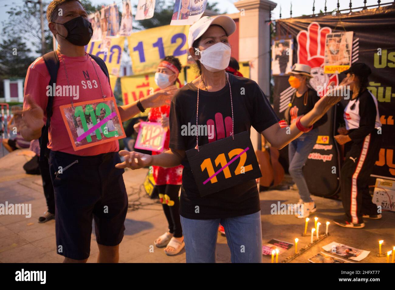 Bangkok, Thailand. 14th Januar 2022. Politische Demonstranten feiern die Freilassung von Benja Apan, Studentin und pro-demokratische Aktivistin bei der United Front of Thammasat und Demonstration (UFTD), die seit dem vergangenen Oktober in Bangkok, Thailand, am 14. Januar verhaftet wurde, 2022.die Demonstranten sangen ein Lied gegen die lèse-majesté-Gesetzesabteilung 112 und forderten die Freilassung anderer politischer Gefangener vor dem Zentralgefängnis von Bangkok. (Foto: Atiwat Silpamethanont/Pacific Press/Sipa USA) Quelle: SIPA USA/Alamy Live News Stockfoto