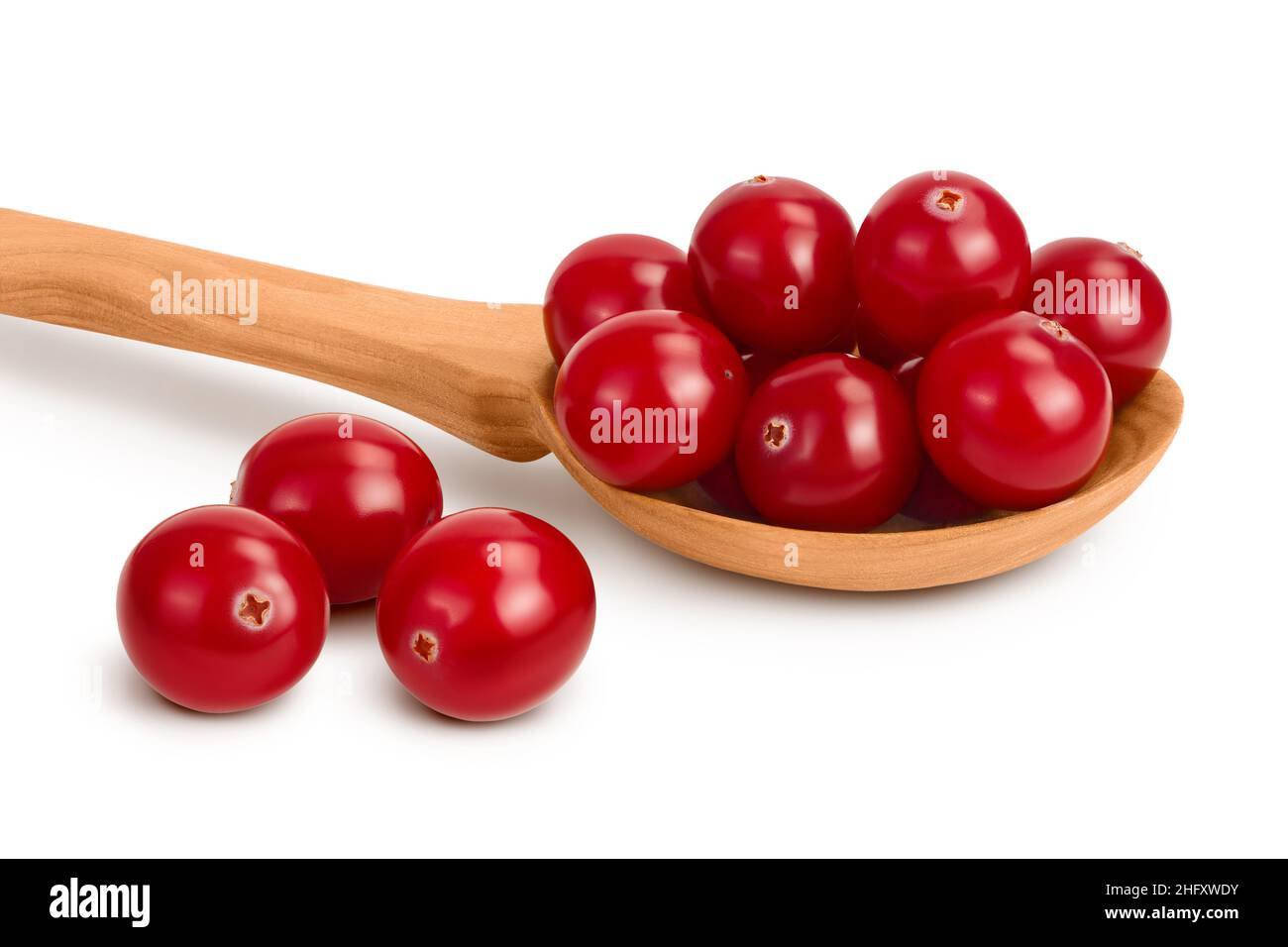 Cranberry in Holzlöffel isoliert auf weißem Hintergrund mit Clipping-Pfad und volle Schärfentiefe Stockfoto