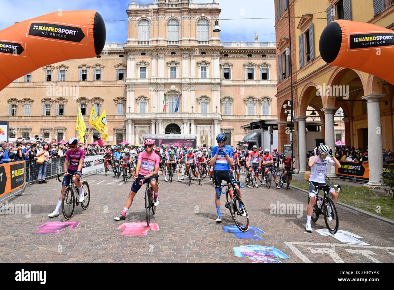 Massimo Paolone/LaPresse 12. Mai 2021 Italien Sport Radfahren Giro d'Italia 2021 - Ausgabe 104th - Etappe 5 - von Modena nach Cattolica auf dem Bild: MERLIER Tim (Bel) (ALPECIN-FENIX) Cyclamen Trikot, DE MARCHI Alessandro (ITA) (ISRAEL START-UP NATION) rosa Trikot, 224 DOMBROWSKI Joseph Lloyd (USA) (VAE-TEAM EMIRATES) blaues Trikot, VALTER Attila (HUN) (GROUPAMA - FDJ) weißes Trikot Stockfoto