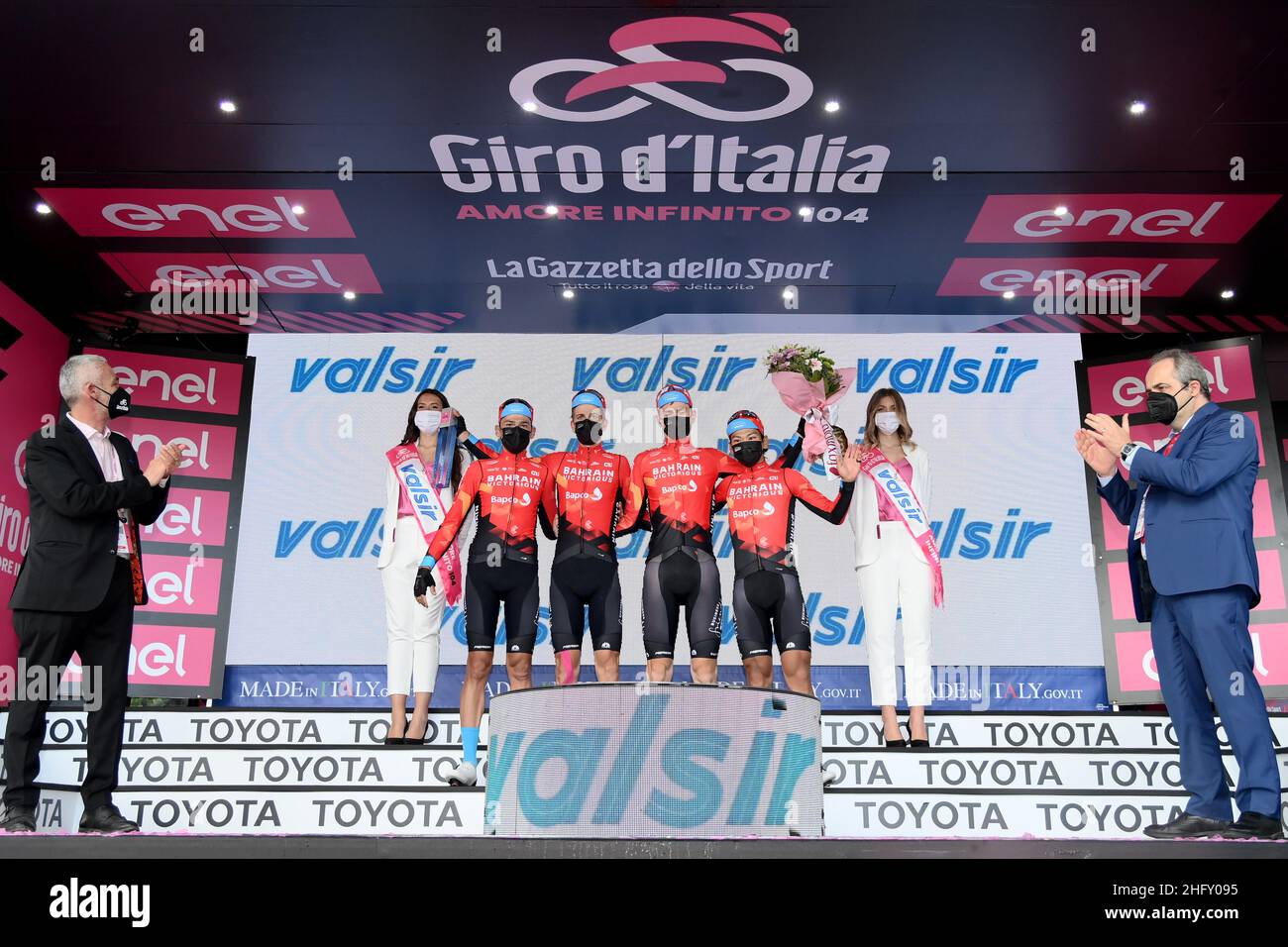 Foto Gian Mattia D'Alberto/LaPresse 12 maggio 2021 Cattolica, Italia Sport Cicismo Giro d'Italia 2021 - edizione 104 - Tappa 5 - Da Modena a Cattolica (km 177) Nella foto: BAHRAIN SIEGREICHES Superteam Foto Gian Mattia D'Alberto/LaPresse 12. Mai 2021 Cattolica, Italien Sport Cycling Giro d'Italia 2021 - Ausgabe 104th - Etappe 5 - von Modena nach Cattolica im Bild: BAHRAIN SIEGREICHES Superteam Stockfoto