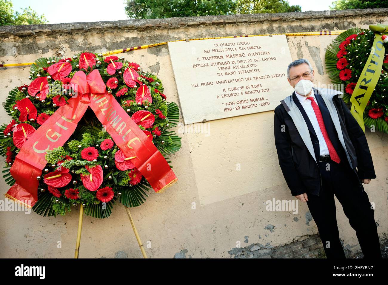 Mauro Scrobogna /LaPresse 20. Mai 2021 Rom, Italien News Terrorismus - Jahrestag des Mordes an D’Antona auf dem Foto: Der Generalsekretär der CGIL Maurizio Landini würdigt die Gedenktafel an Massimo D’Antona, der am 20. Mai 2000 von den Roten Brigaden in der Via Salaria getötet wurde Stockfoto