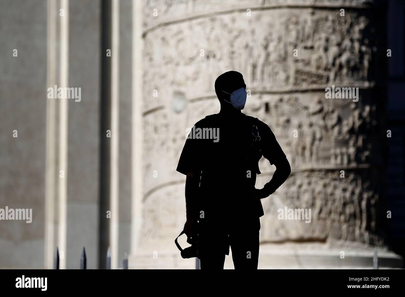 Cecilia Fabiano/ LaPresse Mai 21 , 2021 Roma (Italien) News Touristen im antiken Zentrum Roms in der ersten Woche ohne Reisebeschränkungen im Pic: Ein Tourist aus der Traian-Säule Stockfoto