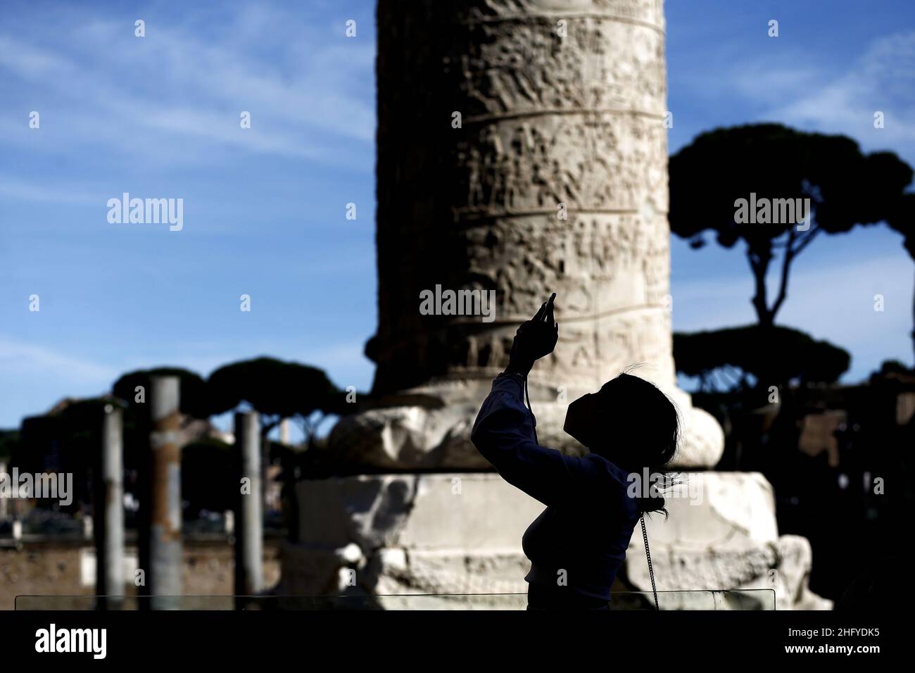 Cecilia Fabiano/LaPresse Mai 21 , 2021 Roma (Italien) News Touristen im antiken Zentrum Roms in der ersten Woche ohne Reisebeschränkungen im Pic: Ein Tourist aus der Traian-Säule Stockfoto