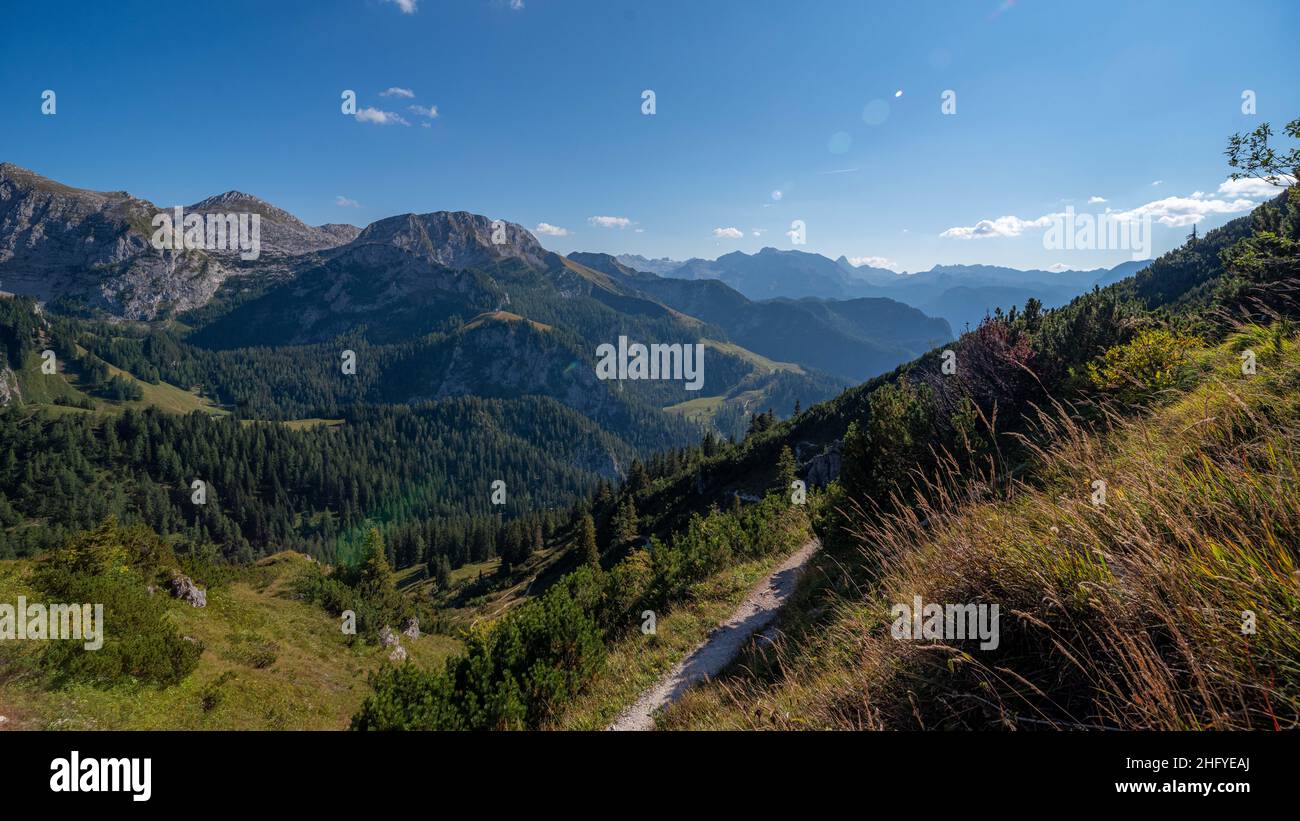 Alpen, Berchtesgadener Land im Sommer bei blauem Himmel und schöner Sicht Stockfoto