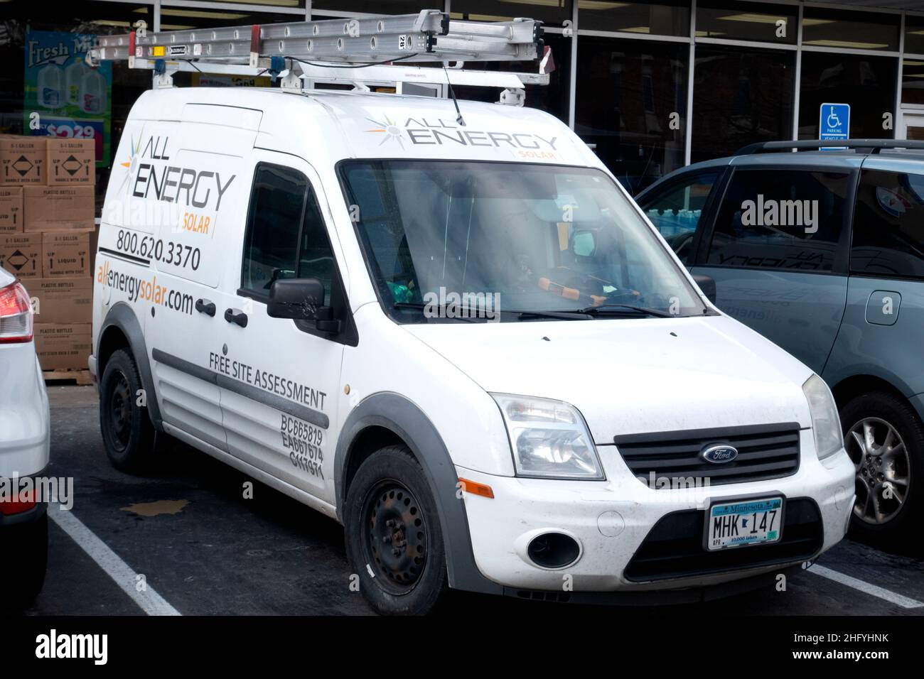 White All Energy Solar Company Truck mit Leitern auf dem Dach. St. Paul Minnesota, USA Stockfoto