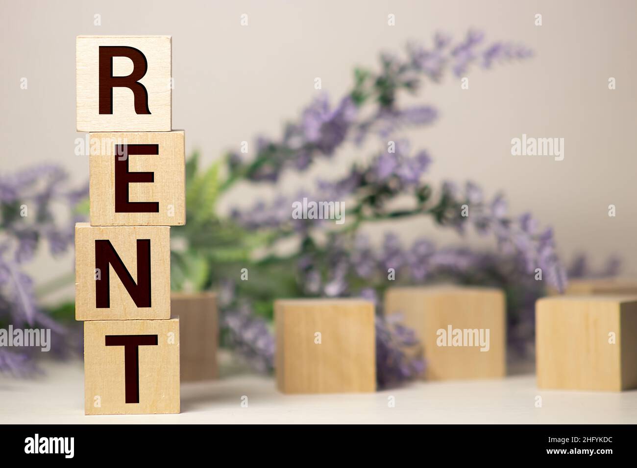 Holzblöcke mit dem Wort mieten, Haus und Pfeil nach oben. Das Konzept der hohen Kosten für die Miete für eine Wohnung oder ein Haus. Die Zinsen steigen. Real e Stockfoto