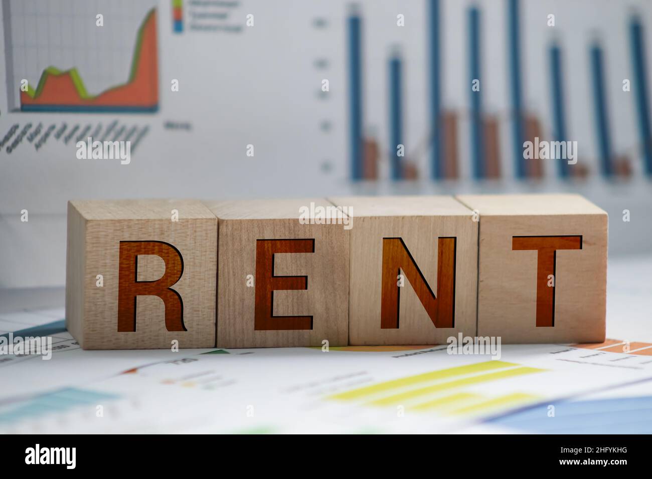 Holzblöcke mit dem Wort mieten, Haus und Pfeil nach oben. Das Konzept der hohen Kosten für die Miete für eine Wohnung oder ein Haus. Die Zinsen steigen. Real e Stockfoto