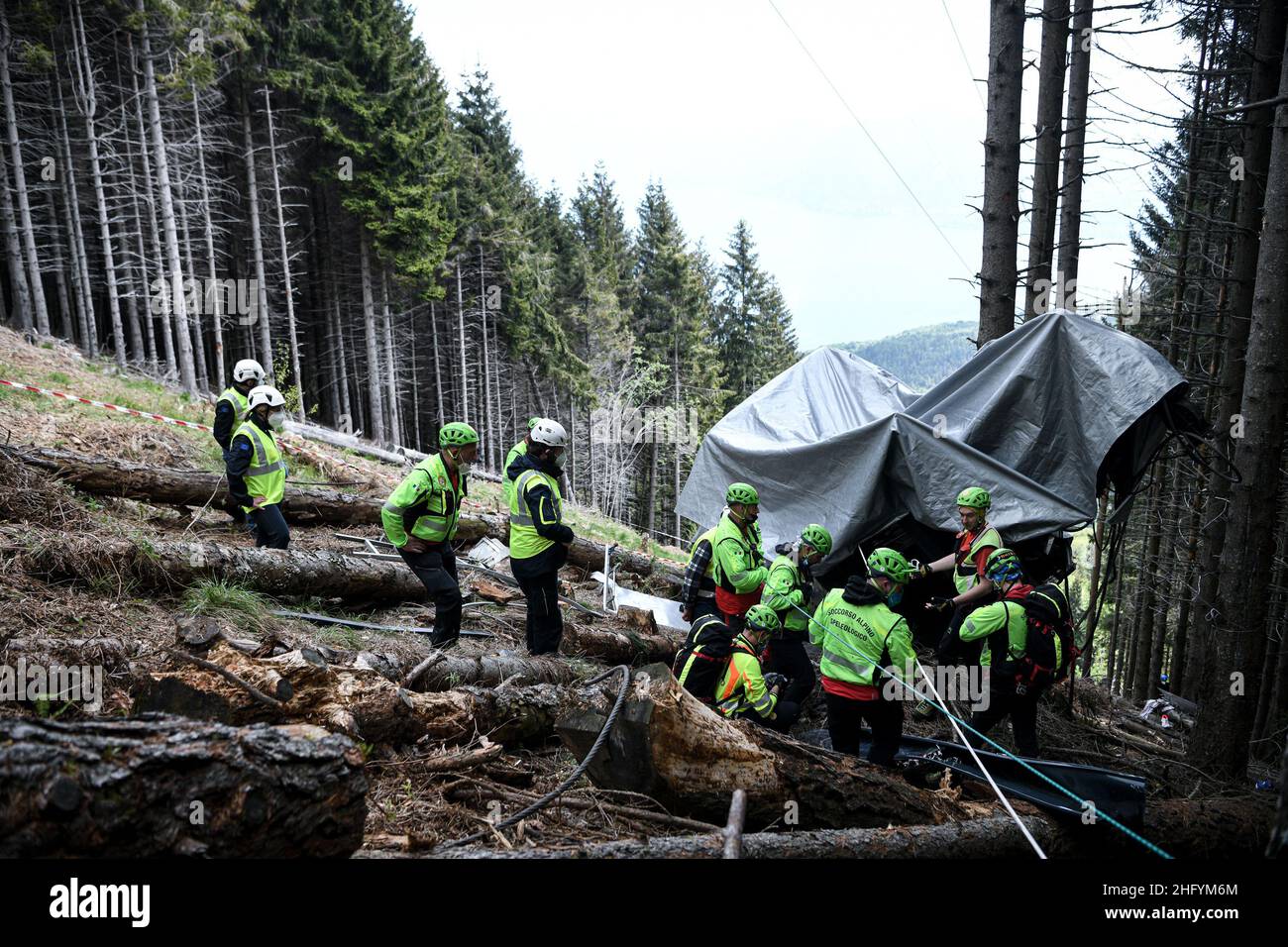 Foto Piero Cruciatti / LaPresse 26/05/21 - Stresa, Italia News Incidente funivia Stresa-Mottarone Nella foto: Sopralluogo del Soccorso Alpino sul luogo dell’incidente della Funivia Stresa-Mottarone Foto Piero Cruciatti / LaPresse 26/05/21 - Stresa, Italia News Katastrophengebiet der Seilbahn auf dem Foto: Mitglieder des Alpine Rescue Teams arbeiten am Ort der Seilbahnkatastrophe, bei der am Sonntag 14 Menschen ums Leben kamen Stockfoto