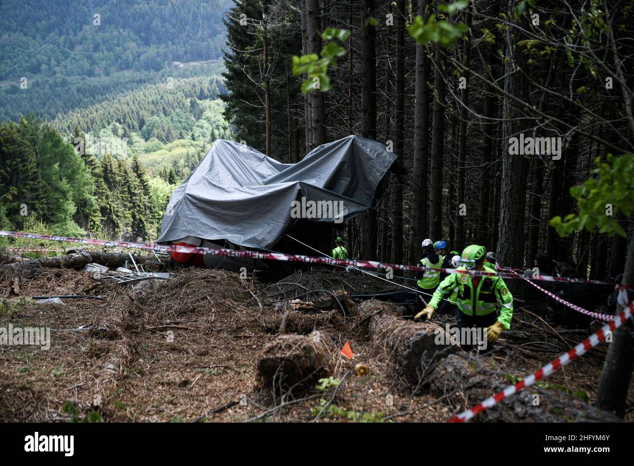 Foto Piero Cruciatti / LaPresse 26/05/21 - Stresa, Italia News Incidente funivia Stresa-Mottarone Nella foto: Sopralluogo del Soccorso Alpino sul luogo dell’incidente della Funivia Stresa-Mottarone Foto Piero Cruciatti / LaPresse 26/05/21 - Stresa, Italia News Katastrophengebiet der Seilbahn auf dem Foto: Mitglieder des Alpine Rescue Teams arbeiten am Ort der Seilbahnkatastrophe, bei der am Sonntag 14 Menschen ums Leben kamen Stockfoto