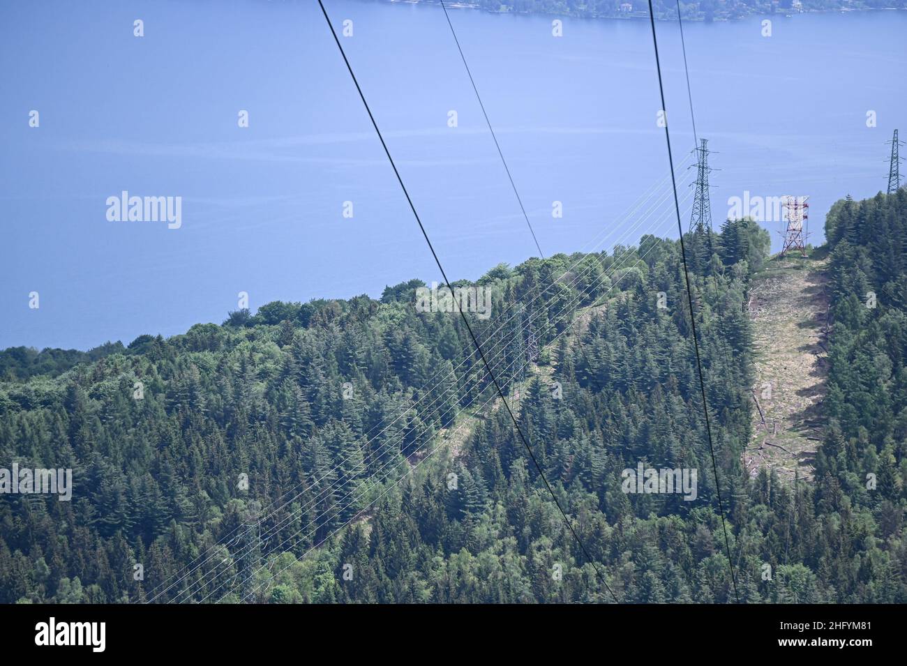 Foto Piero Cruciatti / LaPresse 26/05/21 - Stresa, Italia News Incidente funivia Stresa-Mottarone Nella foto: Sopralluogo del Soccorso Alpino sul luogo dell’incidente della Funivia Stresa-Mottarone Foto Piero Cruciatti / LaPresse 26/05/21 - Stresa, Italia News Katastrophengebiet der Seilbahn auf dem Foto: Mitglieder des Alpine Rescue Teams arbeiten am Ort der Seilbahnkatastrophe, bei der am Sonntag 14 Menschen ums Leben kamen Stockfoto