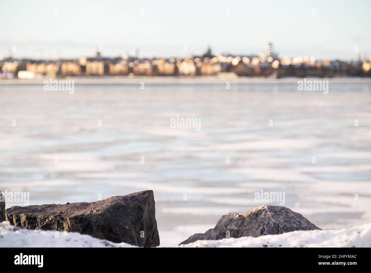 Helsinki / Finnland - 13. JANUAR 2022: Verhockte Silhouette der Innenstadt von Helsinki auf der anderen Flussseite. Stockfoto