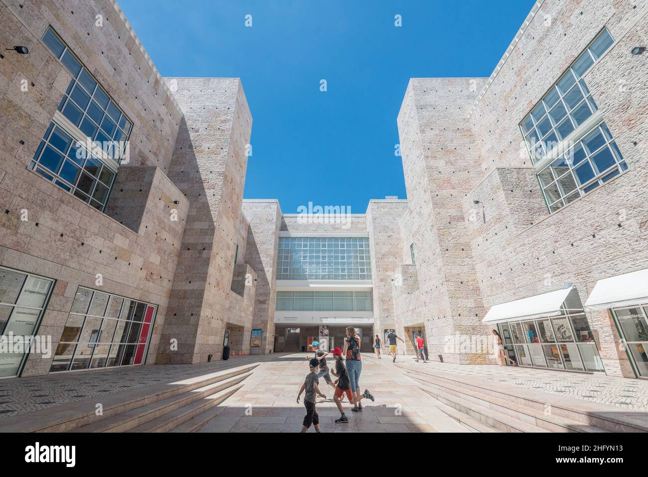 Lissabon, Portugal - Juli 22 2016: Innenhof des Centro Cultural de Belém. Stockfoto