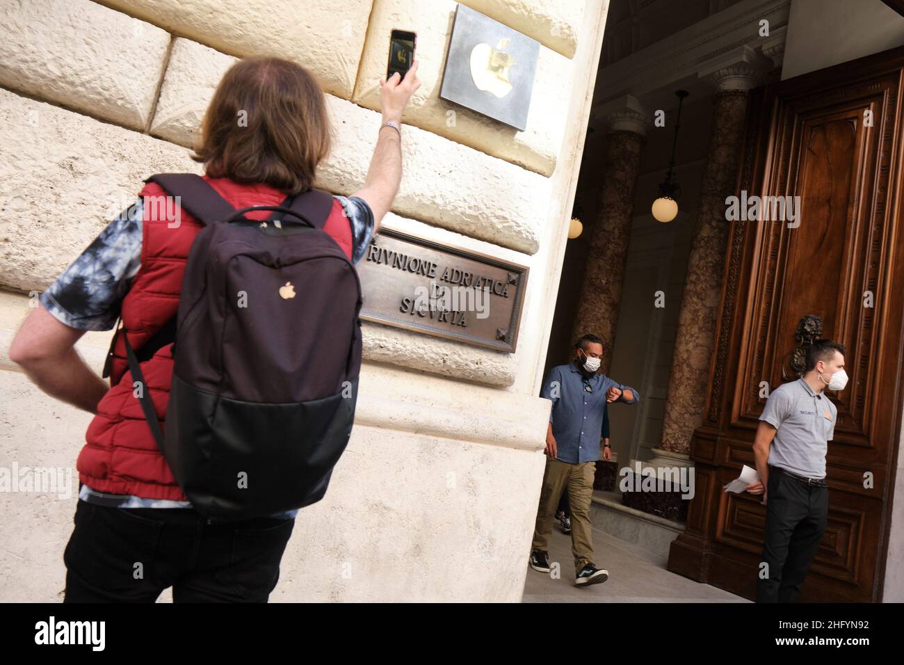 Mauro Scrobogna /LaPresse 27. Mai 2021 Rom, Italien News Apple Center eröffnet auf dem Foto: Erster Tag der Eröffnung des prestigeträchtigen Apple-Stores in der Via del Corso Stockfoto