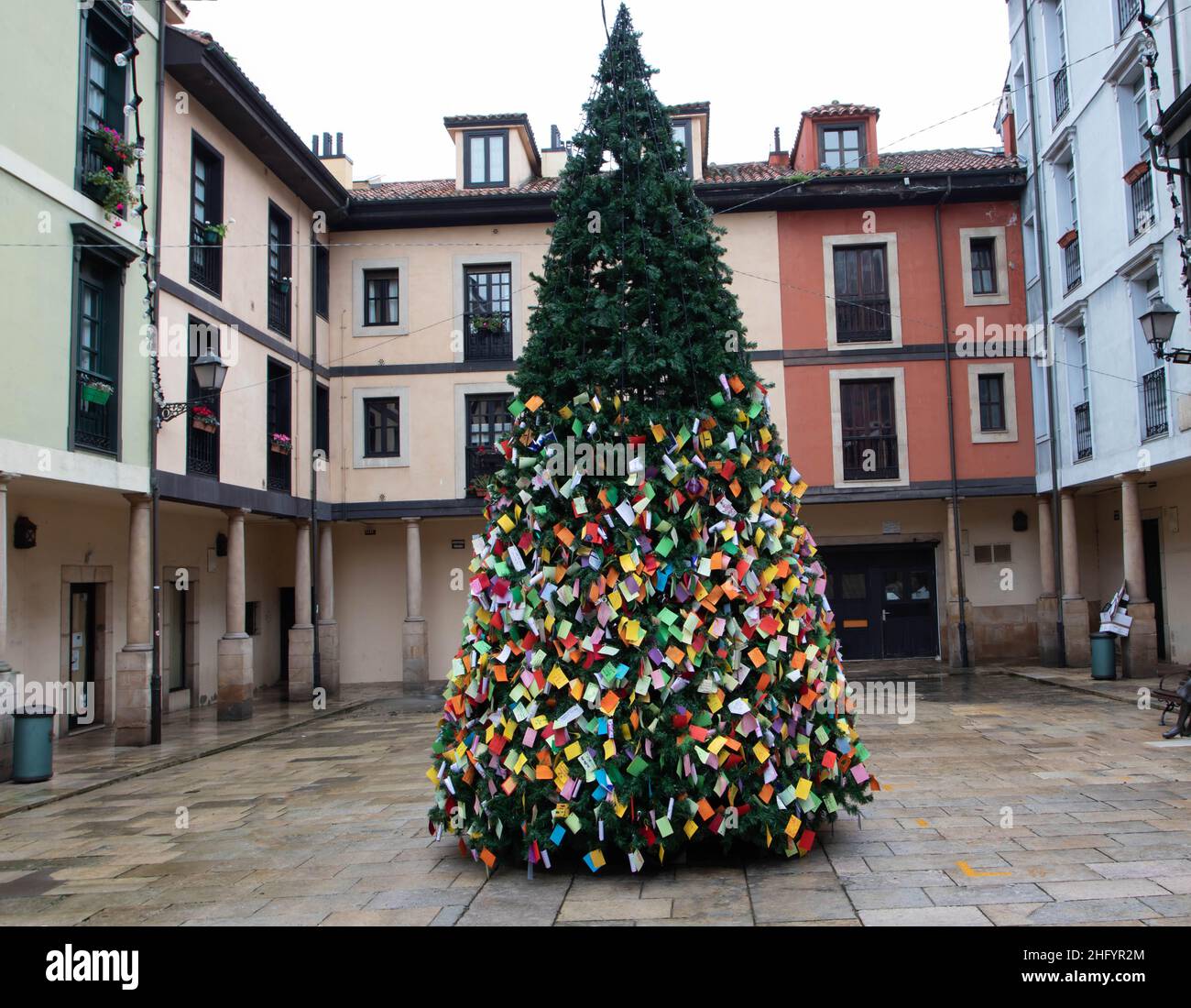 OVIEDO, SPANIEN - JANUAR 11,2022: Wunschbaum auf dem Platz plaza del Fontan im historischen Zentrum von Oviedo. Hoffe, dass 2022 das Jahr der Erholung ist. Stockfoto