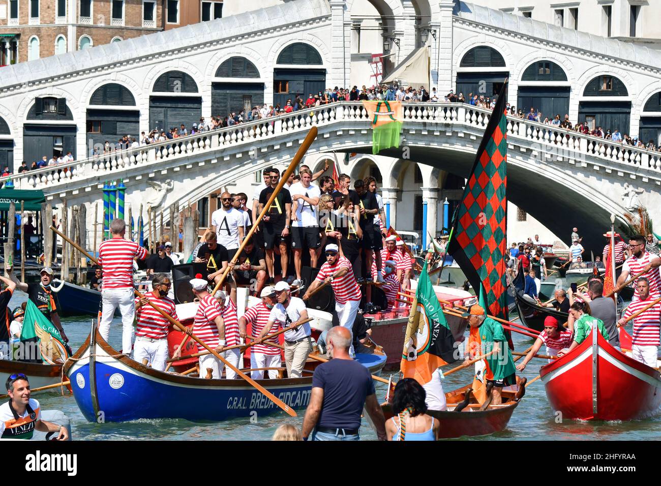 Foto Tagliapietra/Masini/LaPresse 29/05/2021 - Venezia, Italia Cronaca Promozione del Venezia Calcio in Serie A. Corteo acqueo in Canal Grande e Festa auf dem Markusplatz. Foto Tagliapietra/Masini/LaPresse 29. Mai 2021 Venedig - Italien Fußballsport Serie A, Venezia feiert Promotion in Venedig im Bild: Venezia feiert Promotion in Serie A Stockfoto