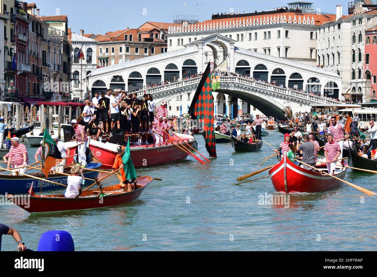 Foto Tagliapietra/Masini/LaPresse 29/05/2021 - Venezia, Italia Cronaca Promozione del Venezia Calcio in Serie A. Corteo acqueo in Canal Grande e Festa auf dem Markusplatz. Foto Tagliapietra/Masini/LaPresse 29. Mai 2021 Venedig - Italien Fußballsport Serie A, Venezia feiert Promotion in Venedig im Bild: Venezia feiert Promotion in Serie A Stockfoto