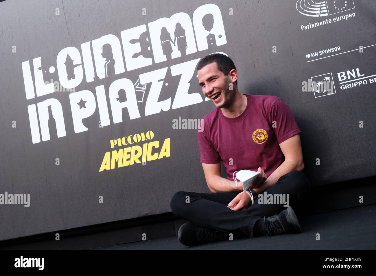 Mauro Scrobogna /LaPresse 04. Juni 2021&#xa0; Rom, Italien News Cinema America - Einweihung des „Kinos auf der piazza 2021“ auf dem Foto: Valerio Carocci, Präsident des Vereins Piccolo Cinema America, beim Neustart auf der Piazza San Cosimato in Trastevere für das Kino auf dem Platz, das von der Vereinigung Piccolo America organisiert wird und das italienische und internationale Kino auf die Plätze Roms bringt. Stockfoto