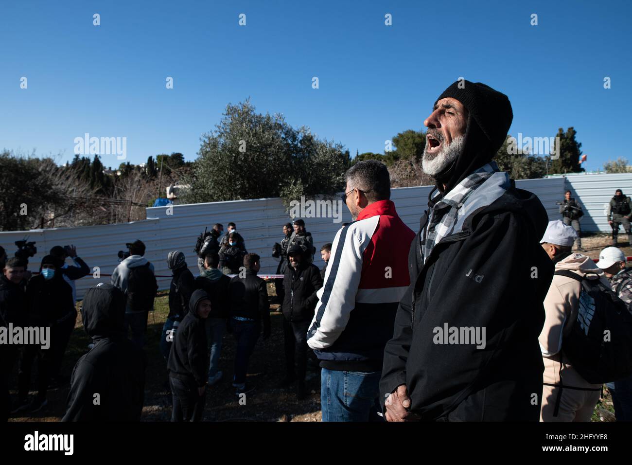 Die israelische Polizei zerstörte die Pflanzenküserei der Familie Sahlhiya und räumte den Inhalt ihres Hauses in Sheikh Jarrah aus. Das Grundstück, das von der Gemeinde Jerusalem enteignet wurde, ist laut der Gemeinde für den Bau von Bildungseinrichtungen für die Nachbarschaft bestimmt. Die Familie war mit Kraftstoff- und Gasflaschen auf das Dach gegangen und drohte, sich selbst zu verbrennen, falls die Bewohner gewaltsam vertrieben würden. 17th. Januar 2022. (Matan Golan/Alamy Live News) Stockfoto