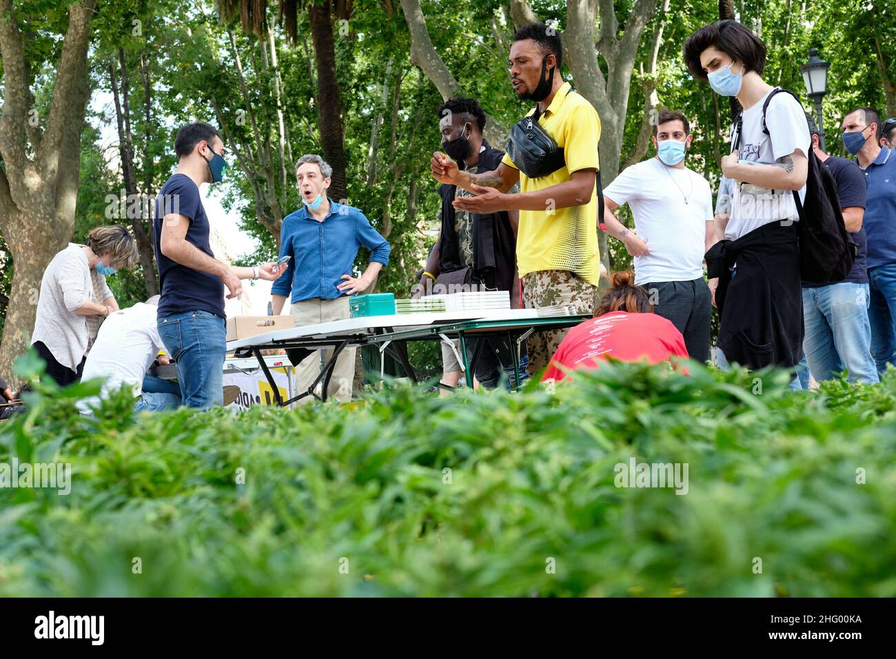 Mauro Scrobogna /LaPresse 11. Juni 2021&#xa0; Rom, Italien Nachrichten Antiprohibitionisten - besserer legaler Cannabis auf dem Foto: Momente der Initiative auf der Piazza Vittorio mit dem Verkauf legaler Cannabis-Setzlinge, um einen Appell an das Parlament für die Legalisierung von Cannabis zu starten Foto Mauro Scrobogna /LaPresse 11-06-2021 Roma , Italia Cronaca Antiproibizionisti - Cannabis meglio legale Nella foto: Momento dell&#X2019;iniziativa auf der Piazza Vittorio con la vendita di piantine di Cannabis legale per lanciare un appello al Parlamento sulla legalizzazione della Cannabis Foto Mauro Scrobogna /LaPresse Jun Stockfoto