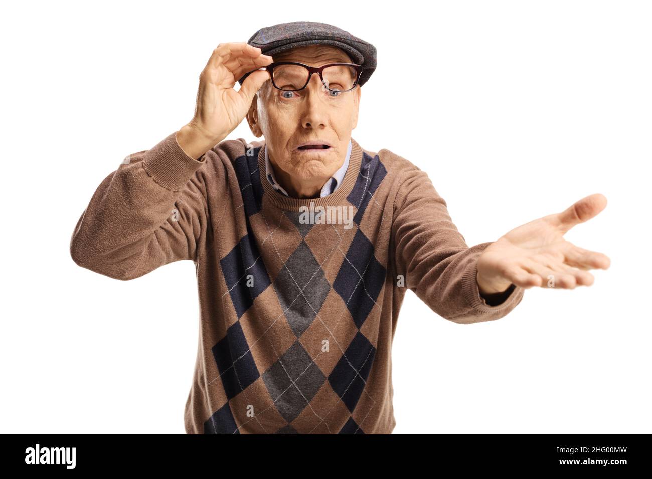 Schockierter älterer Mann, der seine Brille hielt und mit isolierter Hand auf weißem Hintergrund gestikulierte Stockfoto