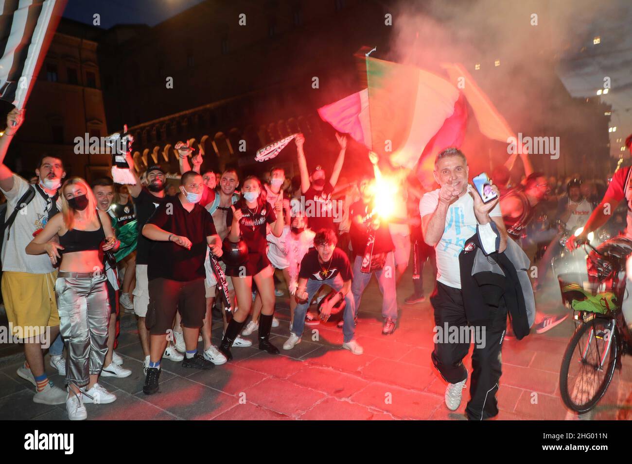 Foto Michele Nucci/LaPresse 11 Giugno 2021 - Bologna, ItalienPortBasket, i festeggiamenti in Centro citt&#XE0; A Bologna per la vittoria dello scudetto del Segafredo Virtus Bologna contro Armani Exchange Olimpia Milano (Campionato Serie A1 2020-2021).Nella foto: i tifosi festeggianoPhoto Michele Nucci/LaPresse 11. Juni 2021 - Bologna, ItalienSport Basketball, Feiern im Stadtzentrum von Bologna für den Sieg des Segafredo Virtus Bologna gegen Armani Exchange Olimpia Milano (Serie A1 Championship 2020-2021). Im Bild: Fans feiern Stockfoto