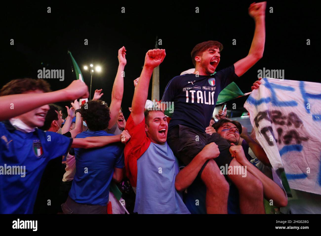 Cecilia Fabiano/ LaPresse Juni 16 , 2021 Roma (Italien) News : UEFA Euro 2020 Italien gegen die Schweiz in Rom auf der Piazza del Popolo&#X2019;s Fanzone im Pic : die italienischen Fans Stockfoto