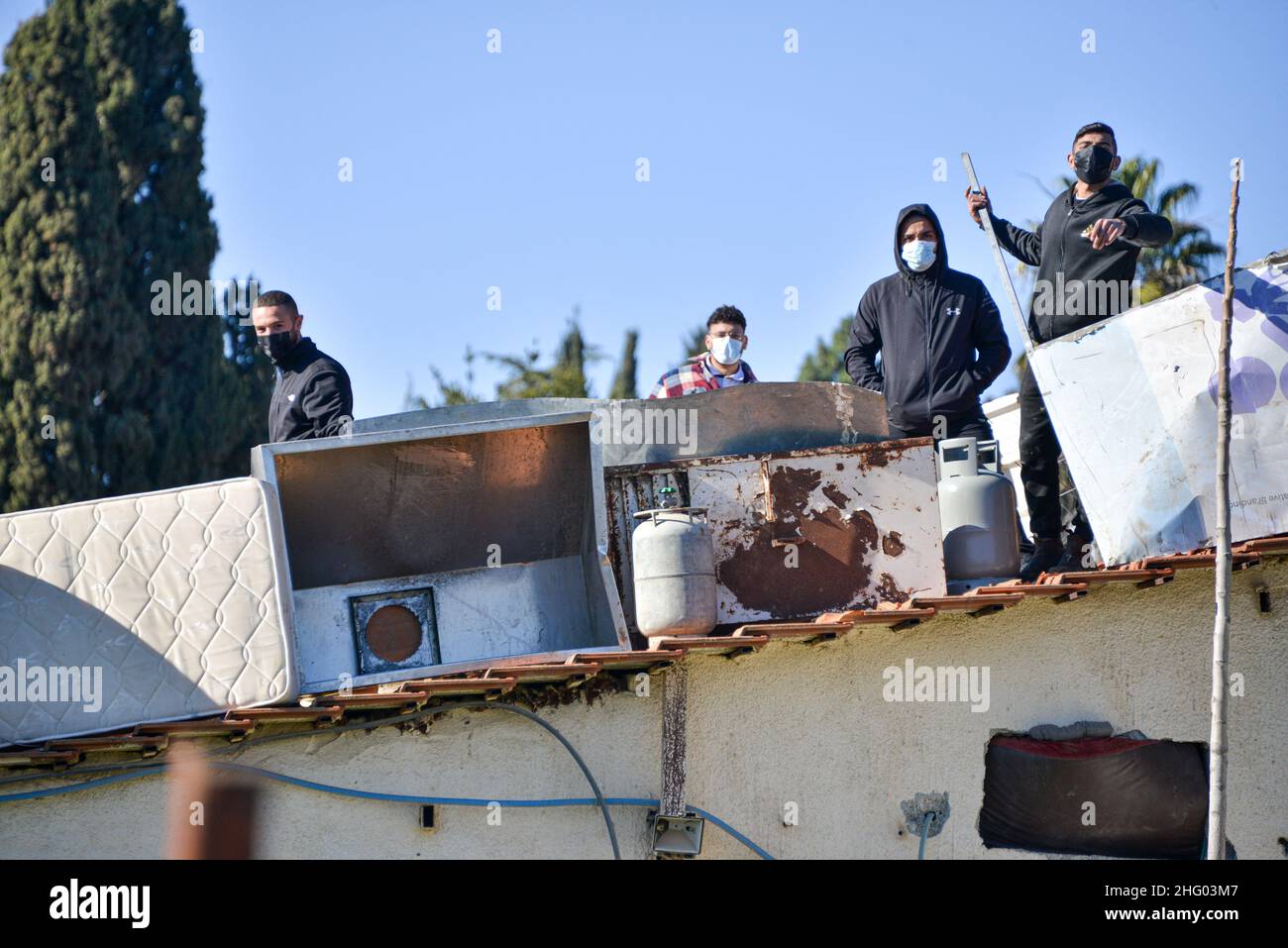 Die israelische Polizei zerstörte die Pflanzenküserei der Familie Sahlhiya und räumte den Inhalt ihres Hauses in Sheikh Jarrah aus. Das Grundstück, das von der Gemeinde Jerusalem enteignet wurde, ist laut der Gemeinde für den Bau von Bildungseinrichtungen für die Nachbarschaft bestimmt. Die Familie war mit Kraftstoff- und Gasflaschen auf das Dach gegangen und drohte, sich selbst zu verbrennen, falls die Bewohner gewaltsam vertrieben würden. 17th. Januar 2022. (Matan Golan/Alamy Live News) Stockfoto