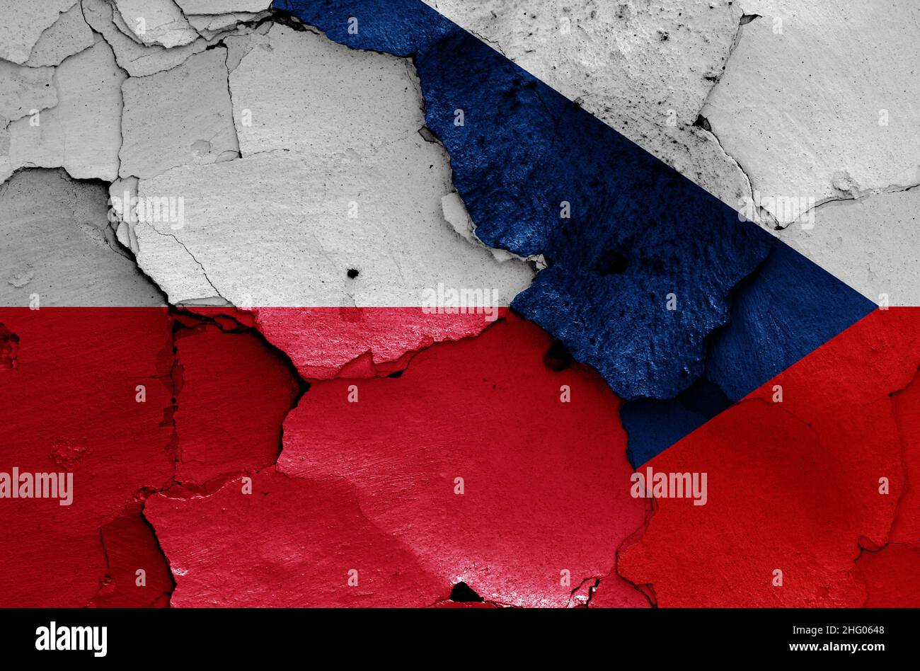 Flaggen von Polen und der Tschechischen Republik auf rissige Wand gemalt Stockfoto