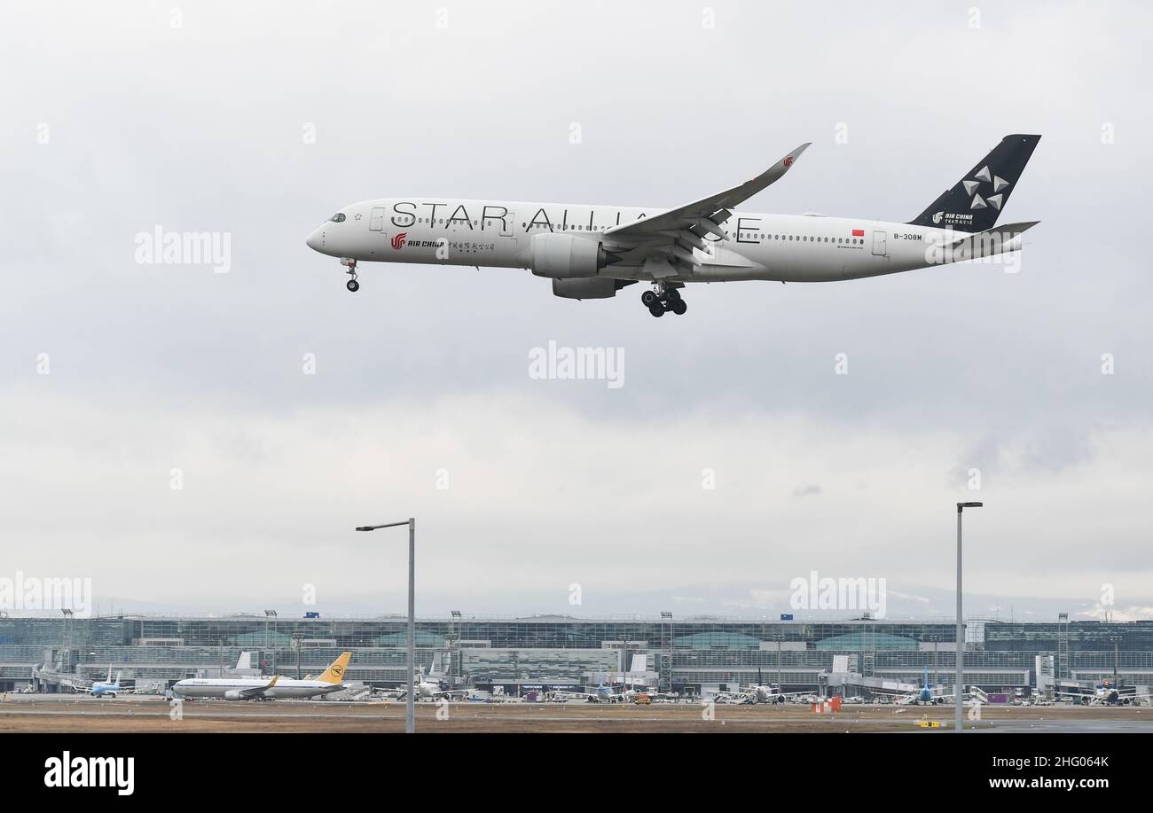 Frankfurt, Deutschland. 17th Januar 2022. Ein Flugzeug von Air China wird am 17. Januar 2022 auf dem Frankfurter Flughafen landen. Die Passagierzahlen am Frankfurter Flughafen wurden 2021 dank der Lockerung der Einschränkungen durch das Coronavirus wieder aufgenommen, teilte der Flughafen am Montag mit. Als einer der verkehrsreichsten Flughäfen Europas erhielt Frankfurt 24,8 rund 2021 Millionen Passagiere, ein Plus von 32,2 Prozent gegenüber 2020, teilte der Flughafen mit. Quelle: Lu Yang/Xinhua/Alamy Live News Stockfoto