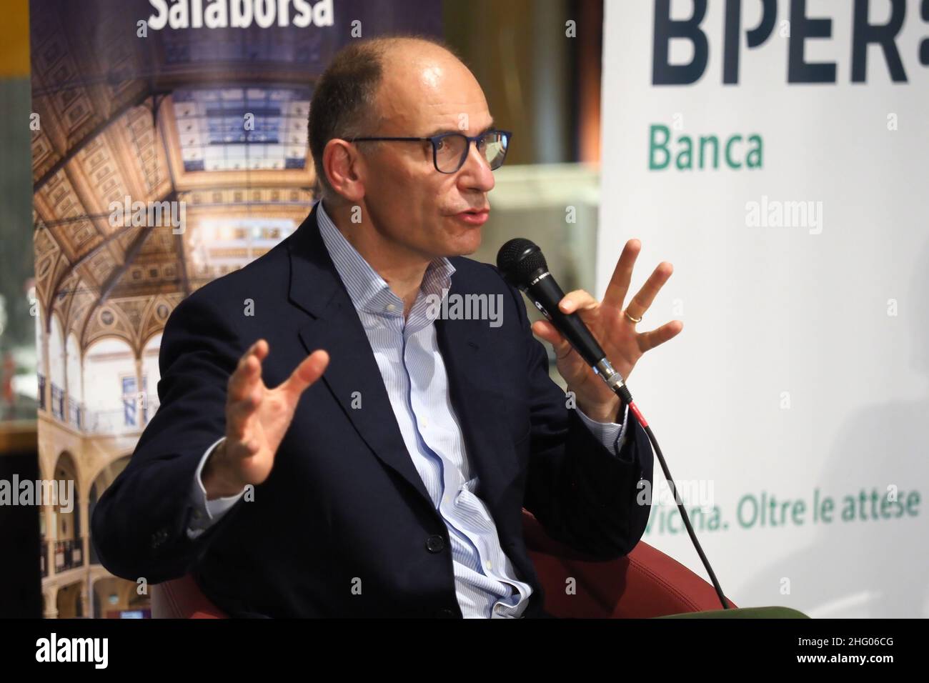 Michele Nucci/LaPresse 29. Juni 2021 - Bologna, Italien - Neuigkeiten auf dem Bild: Präsentation des neuen Buches durch den Sekretär der PD Enrico Letta mit der Vizepräsidentin der Region Emilia Romagna Elly Schlein im Sala Borsa Stockfoto