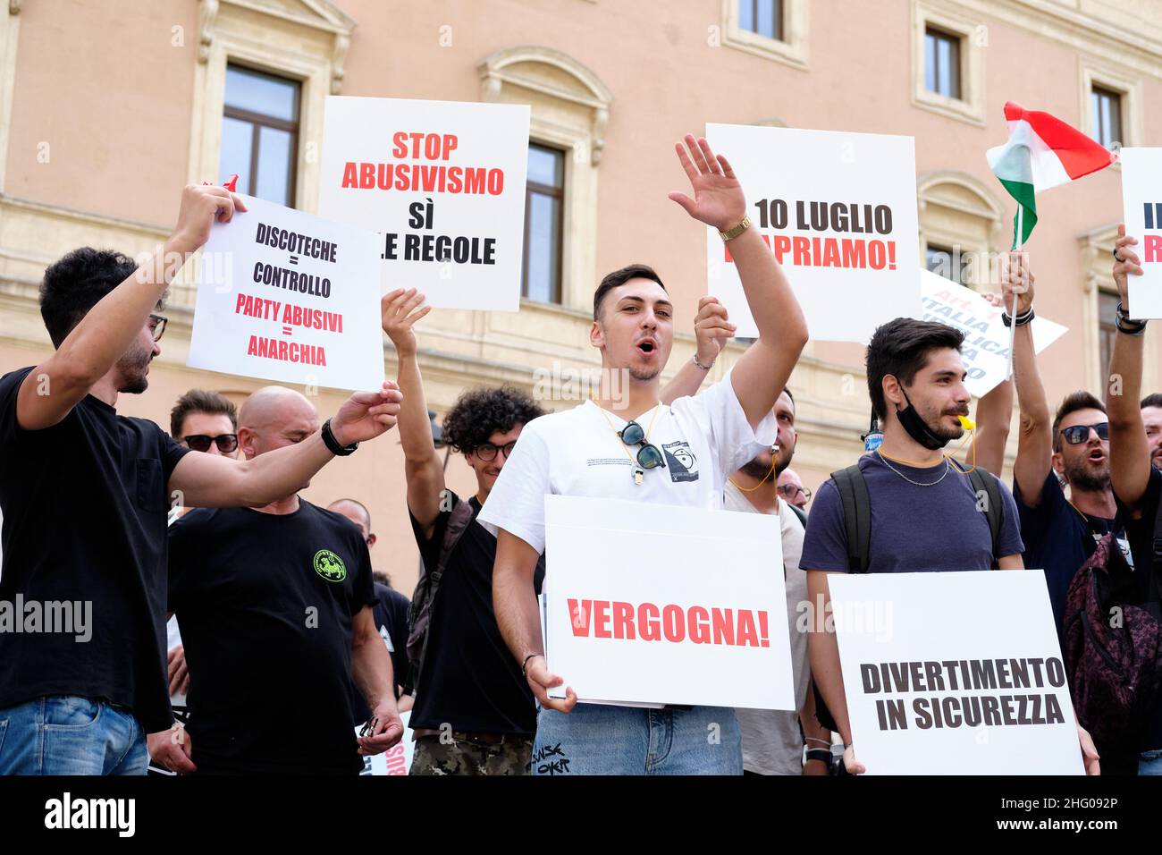 Mauro Scrobogna /LaPresse 08. Juli 2021&#xa0; Rom, Italien Nachrichten Veranstaltung der Disco-Besitzer zur Wiedereröffnung. Auf dem Foto: Besitzer und Arbeiter von Diskotheken protestieren vor dem Palazzo Chigi und der Abgeordnetenkammer gegen die anhaltende Schließung ihrer Geschäfte Stockfoto