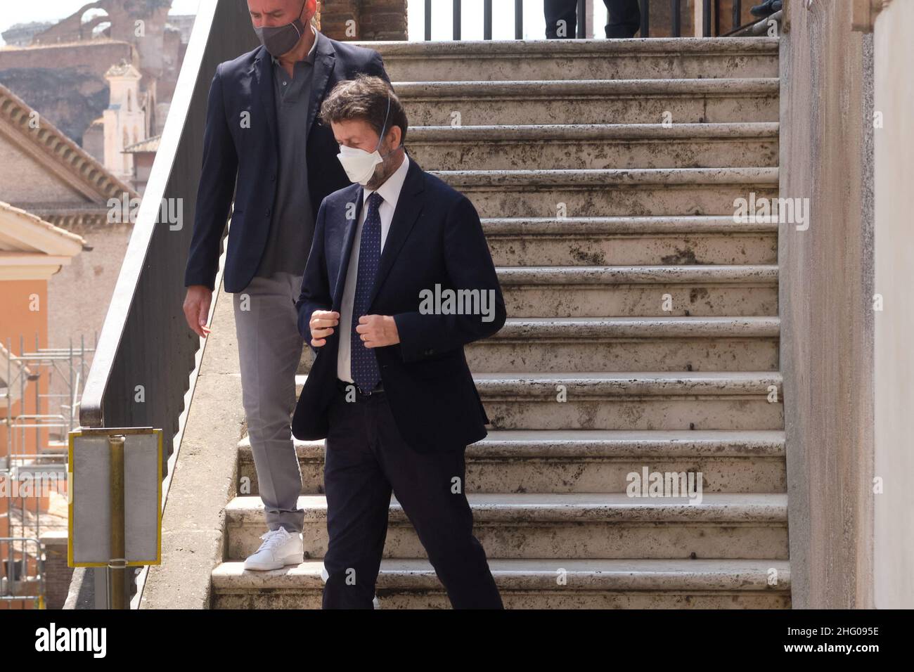 Foto Mauro Scrobogna /LaPresse09-07-2021 Roma , ItalienCronacaMorte Rafaella Carr&#XE0; - funeraliNella foto: l'arrivo del Ministro per i beni e le attivit&#XE0; culturali e per il turismo, Dario FranceschiniFoto Mauro Scrobogna /LaPresseJuli 09, 2021&#xa0; Rom, ItalienCarfuneralIm#Foto: XE0 Minister für Kulturerbe und Aktivitäten und Tourismus Dario Franceschini Stockfoto