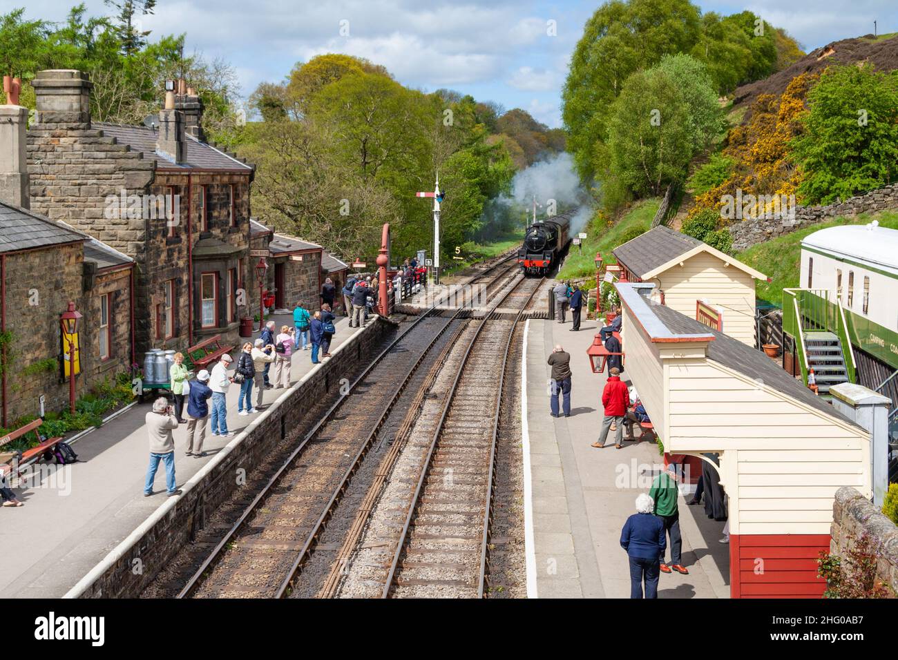 North York Moors Eisenbahn Dampfzug Ankunft in Goathland Station (Heartbeat wurde in Goathland gefilmt). North Yorkshire, England. VEREINIGTES KÖNIGREICH Stockfoto