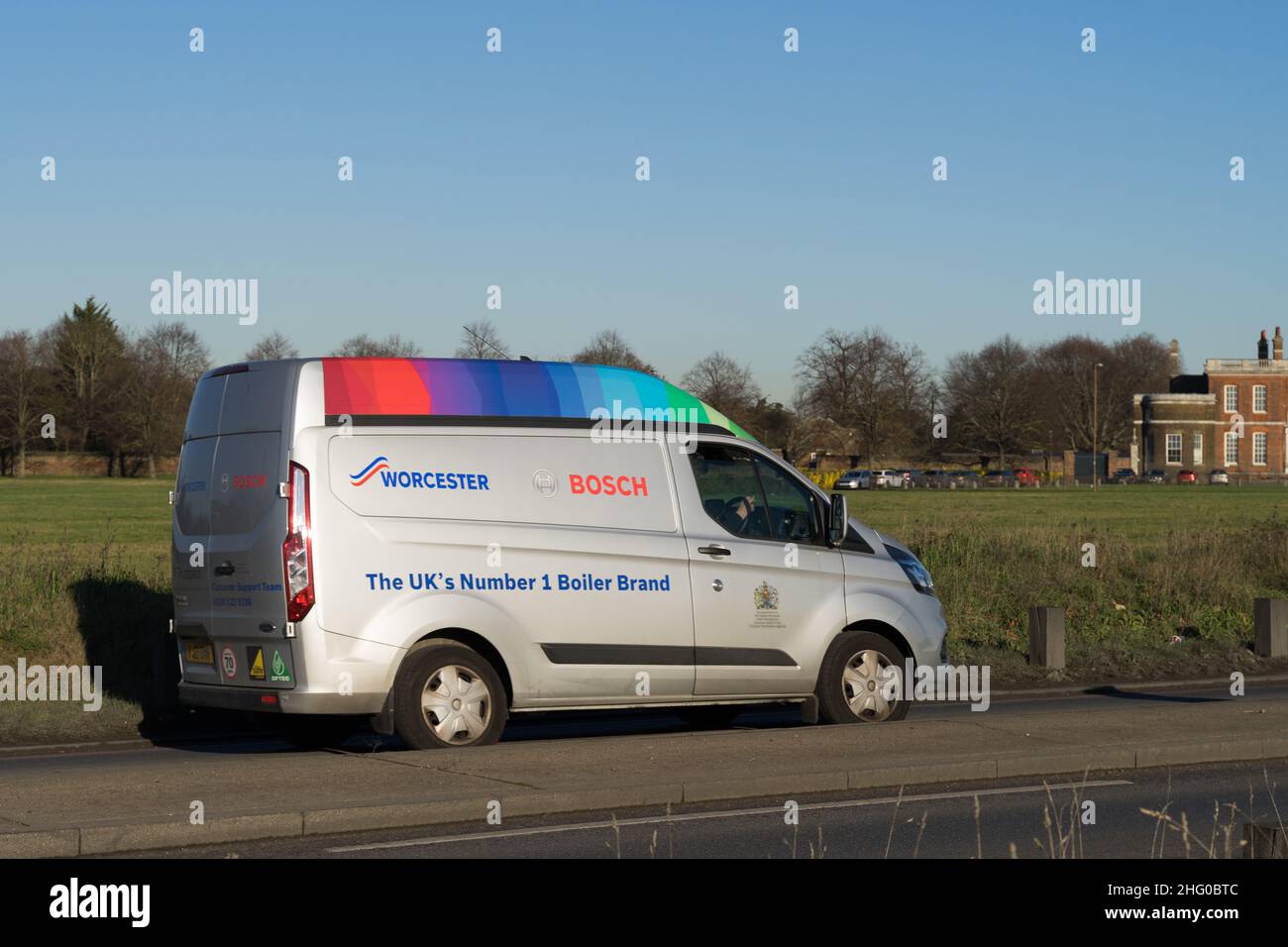 Weißer Lieferwagen Mit Kesselmarke Von Worcester, B.Sc. Heizungstechnik ...