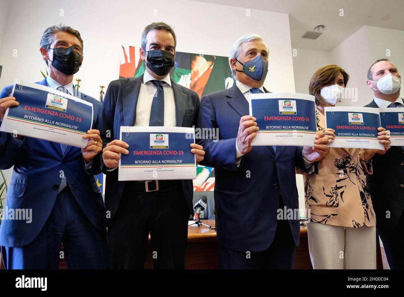 Mauro Scrobogna /LaPresse 20. Juli 2021 Rom, Italien Politik Green Pass covid 19 - Forza Italia FI auf dem Foto: Der Vizepräsident von Forza Italia FI Antonio Tajani mit den Gruppenführern Roberto Occhiuto und Annamaria Bernini stellt die Forza-Vorschläge zu grünen Pässen und Covid 19-Impfungen vor Stockfoto