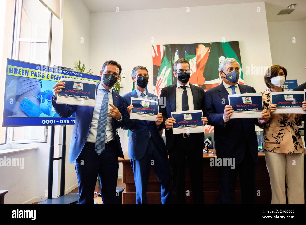 Mauro Scrobogna /LaPresse 20. Juli 2021 Rom, Italien Politik Green Pass covid 19 - Forza Italia FI auf dem Foto: Der Vizepräsident von Forza Italia FI Antonio Tajani mit den Gruppenführern Roberto Occhiuto und Annamaria Bernini stellt die Forza-Vorschläge zu grünen Pässen und Covid 19-Impfungen vor Stockfoto