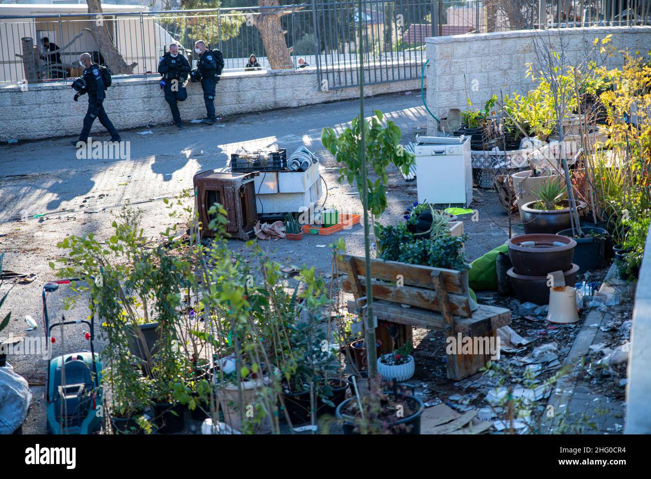 Die israelische Polizei zerstörte die Pflanzenküserei der Familie Sahlhiya und räumte den Inhalt ihres Hauses in Sheikh Jarrah aus. Das Grundstück, das von der Gemeinde Jerusalem enteignet wurde, ist laut der Gemeinde für den Bau von Bildungseinrichtungen für die Nachbarschaft bestimmt. Die Familie war mit Kraftstoff- und Gasflaschen auf das Dach gegangen und drohte, sich selbst zu verbrennen, falls die Bewohner gewaltsam vertrieben würden. 17th. Januar 2022.(Foto: Matan Golan/Sipa USA) Quelle: SIPA USA/Alamy Live News Stockfoto