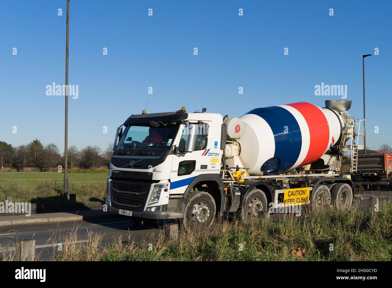 CEMEX Lieferwagen, seine Trommel hat Streifen von rot und blau. London, England, Großbritannien Stockfoto