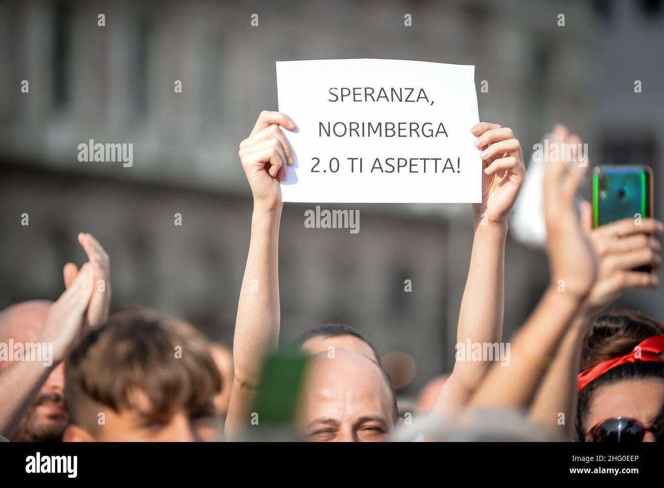 Foto Claudio Furlan/LaPresse 24 Luglio 2021 Milano , Italia News Manifestazione No Green Pass contro l’obbligo di certificazione vaccino covid presso il Centro di Milano Foto Claudio Furlan/LaPresse 24. Juli 2021 Mailand, Italien News Keine Green-Pass-Demonstration gegen die Verpflichtung zur Zertifizierung von Covid-Impfstoffen im Zentrum von Mailand Stockfoto