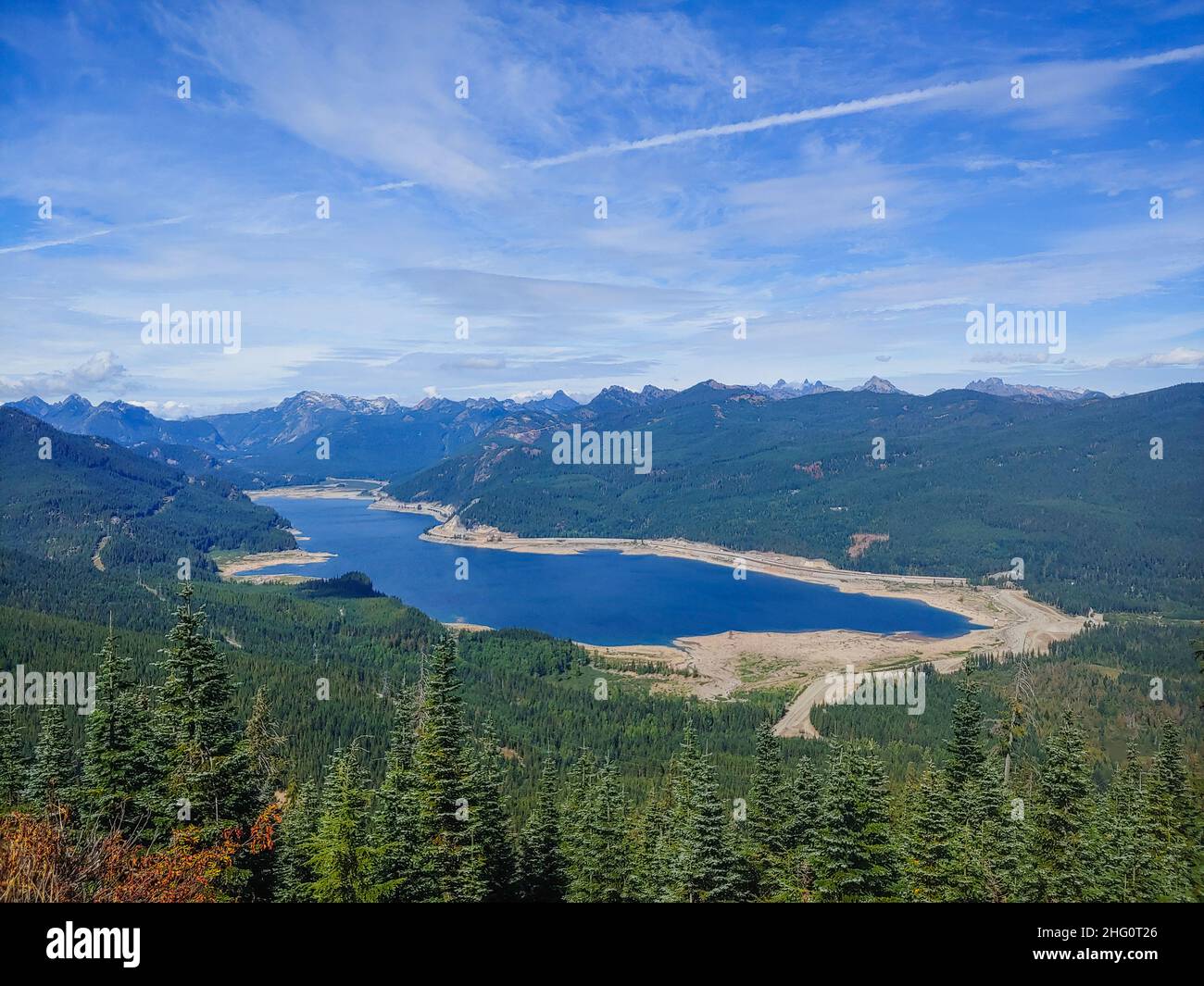 Keechelus Lake ist ein See und ein Stausee im Nordwesten der Vereinigten Staaten, in der Nähe von Hyak im Kittitas County, Washington. Etwa 80 km Sou Stockfoto