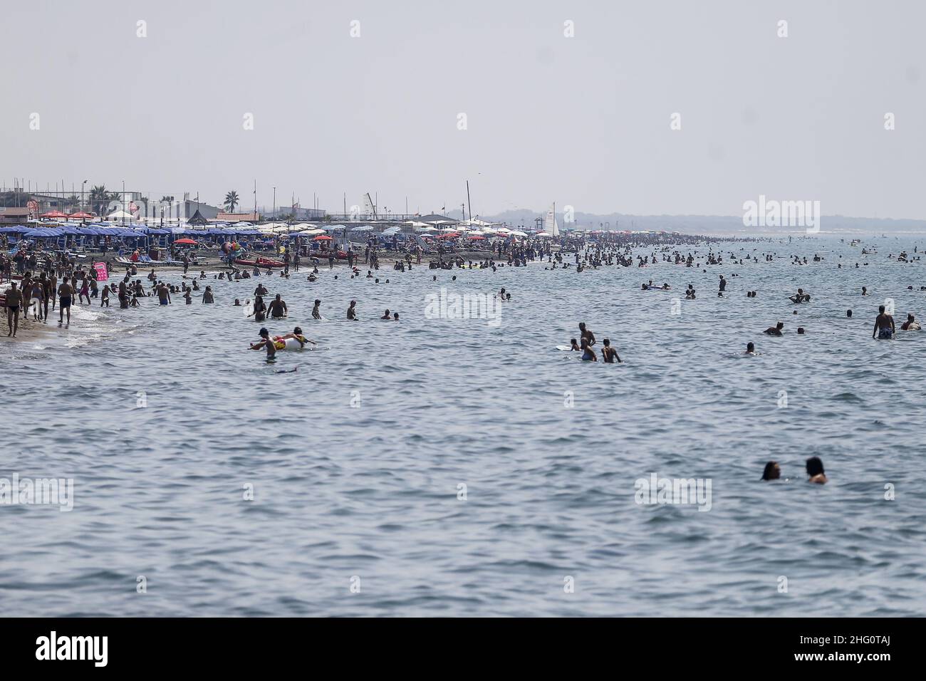 Foto Cecilia Fabiano/ LaPresse 14 Agosto 2021 Roma (Italia) Cronaca Fine settimana di ferragosto al Mare Nella Foto : il lido di Ostia Foto Cecilia Fabiano/ LaPresse August 14 , 2021 Roma (Italien) News : Mitte August Wochenende im Pic : der Strand von Ostia in Rom Stockfoto