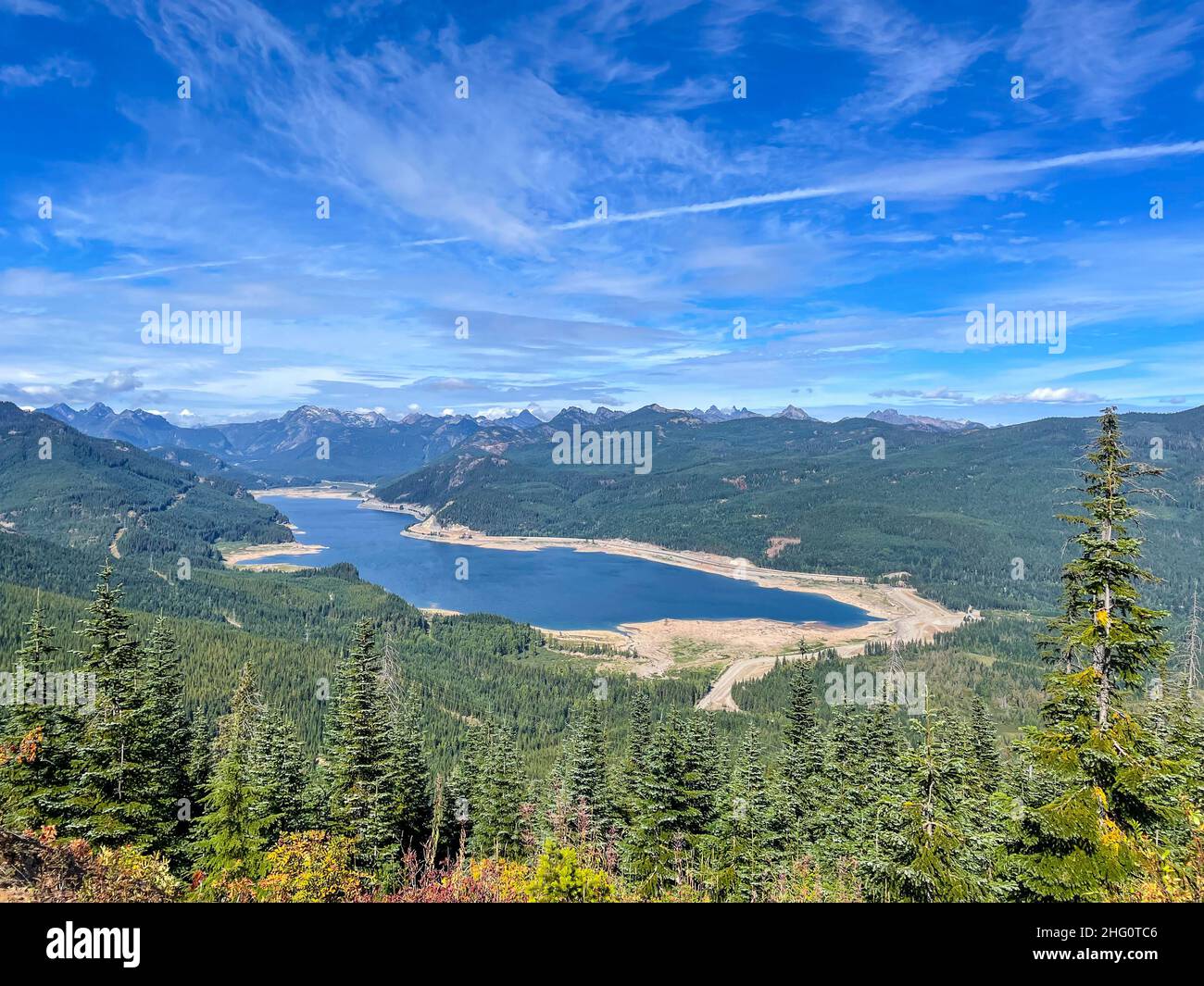 Keechelus Lake ist ein See und ein Stausee im Nordwesten der Vereinigten Staaten, in der Nähe von Hyak im Kittitas County, Washington. Etwa 80 km Sou Stockfoto