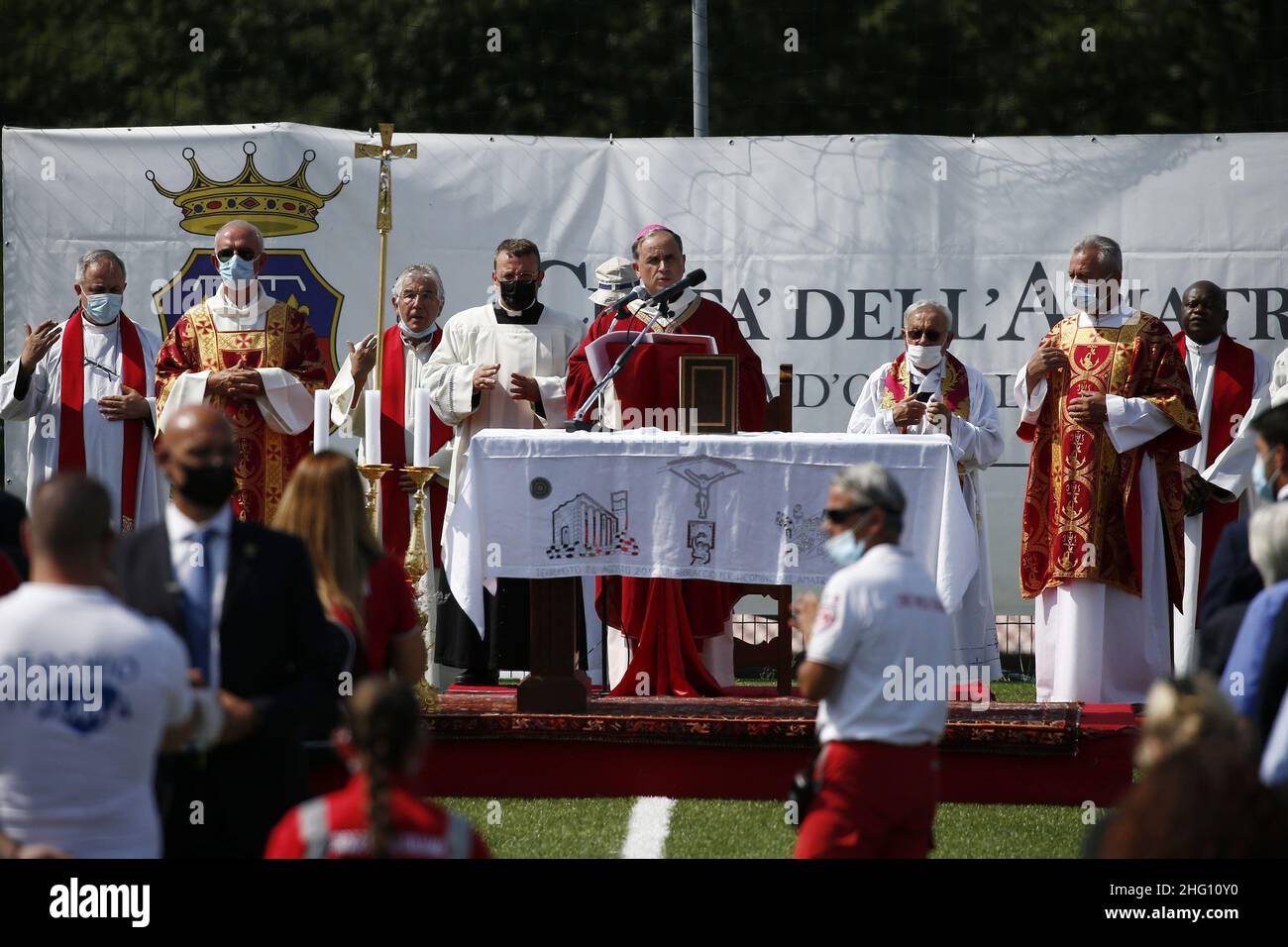 Cecilia Fabiano/ LaPresse August 24 , 2021 Amatrice (Italien) News : Messe zum Gedenken an die Opfer des Amurrice-Erdbebens im Fußballfeld von Tilesi im Pic : Die Zeremonie, an der Angehörige der Opfer und der Behörden teilnahmen Foto Cecilia Fabiano/ LaPresse 24 Agosto 2021 Amatrice (Italia) Cronaca : La santa messa in memoria delle vittime del terremoto di Amatrice nel campo di Calcio Tilesi Nella Foto : la cerimonia alla quale partecipano i parenti delle vittime e le autorit&#XE0; Foto Cecilia Fabiano/ LaPresse August 24 , 2021 Amatrice (Italien) Nachrichten : Messe zum Gedenken an die Opfer von t Stockfoto