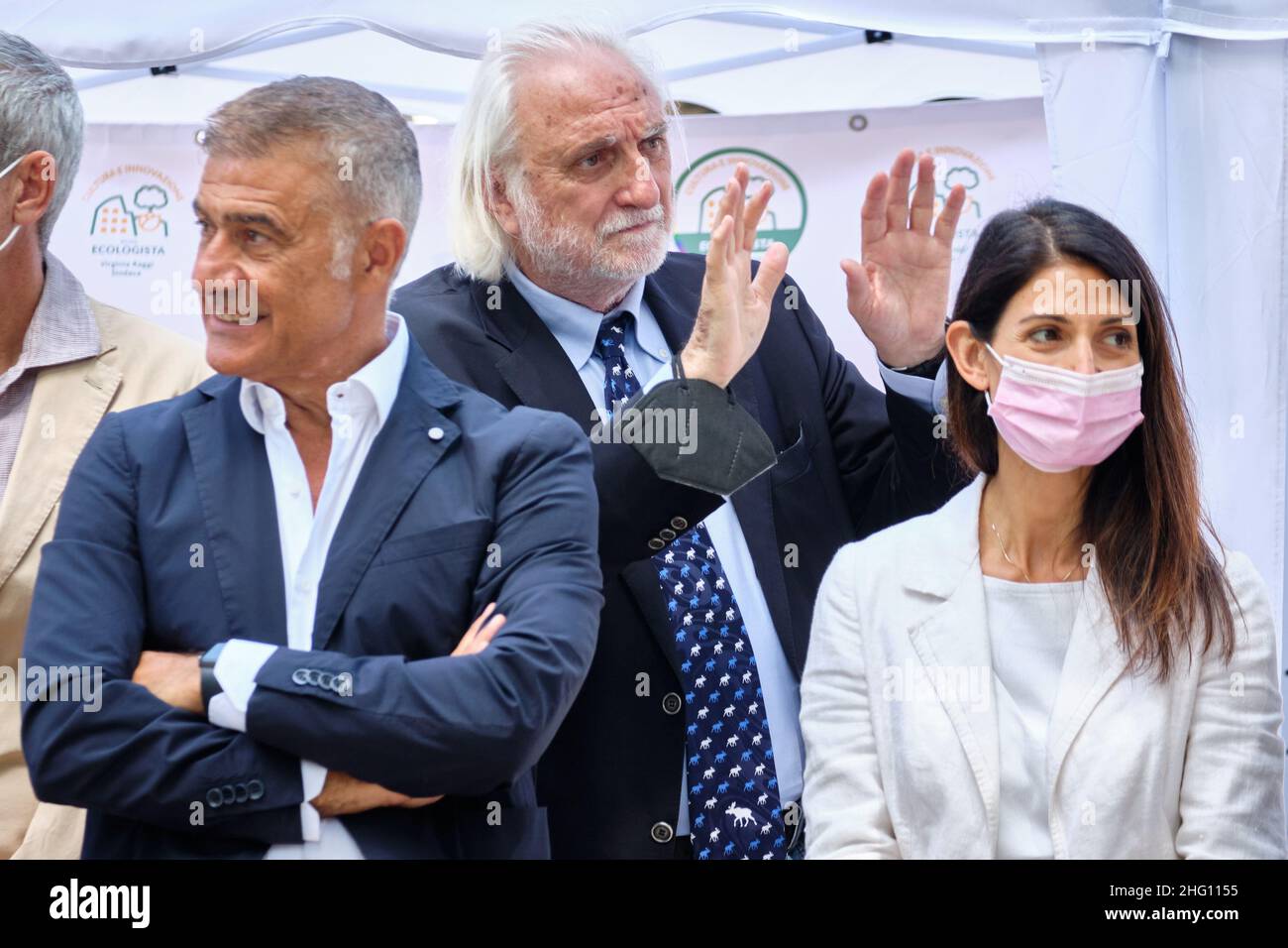 Mauro Scrobogna /LaPresse 26. August 2021 Rom, Italien Politik Kommunalwahlen Rom - Präsentation der Liste Ecodigital Rom Ökologe für Bürgermeister Raggi auf dem Foto: Virginia Raggi mit Alfonso Pecoraro Scanio, Alessandro Bianchi bei der Präsentation der Liste, die Virginia Raggi für eine zweite Amtszeit unterstützt Stockfoto