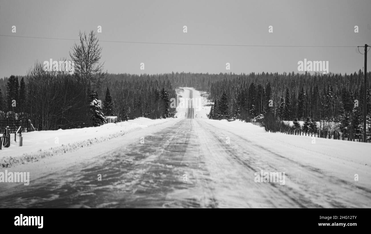 Alberta, Kanada - 23 2021. Dez.: Blick auf den Glacial parkway im Winter in Alberta Stockfoto