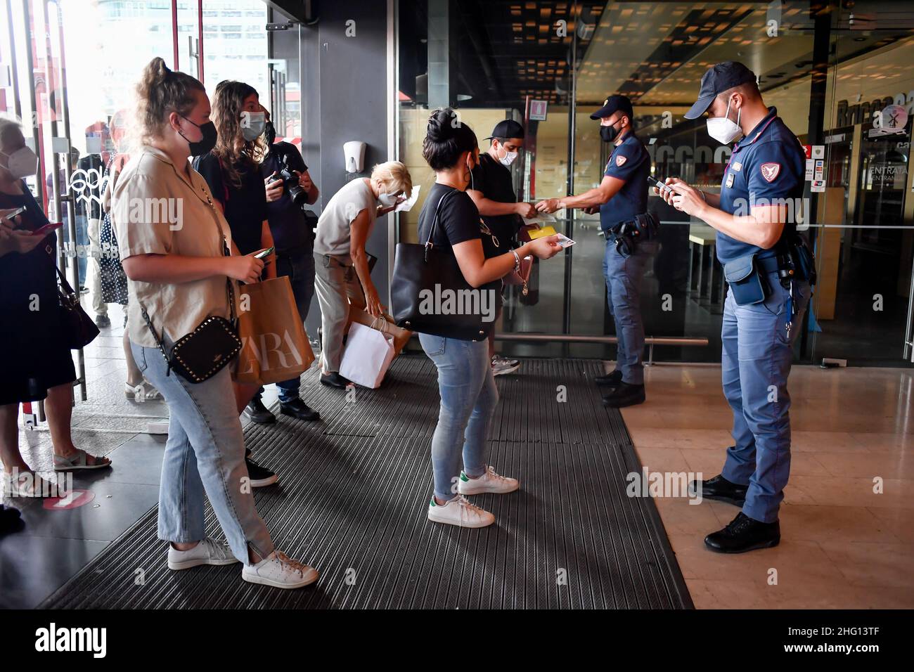 Claudio Furlan/LaPresse September 01, 2021 Milano , Italy News die Station Porta Garibaldi wurde von der Polizei für die No vax Demonstration besetzt Stockfoto